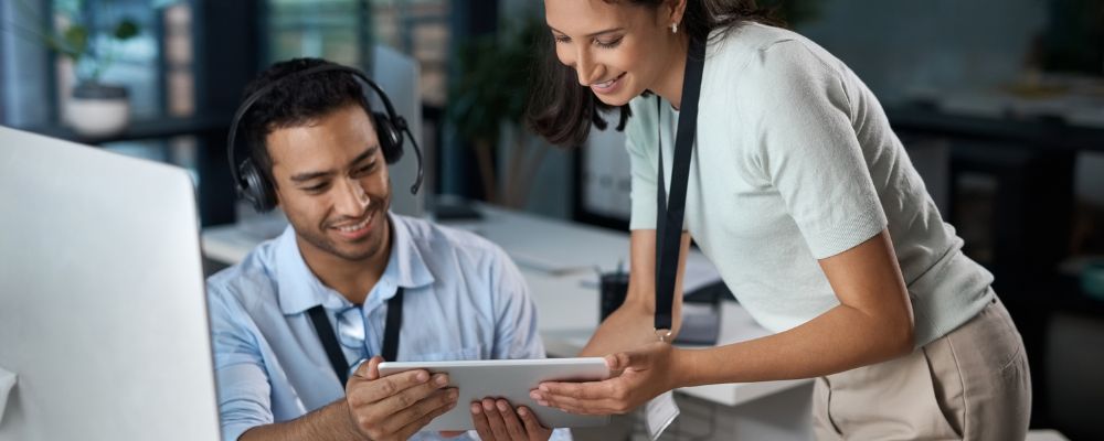 Manager assisting an employee with quick setup of their Cloud PBX extension